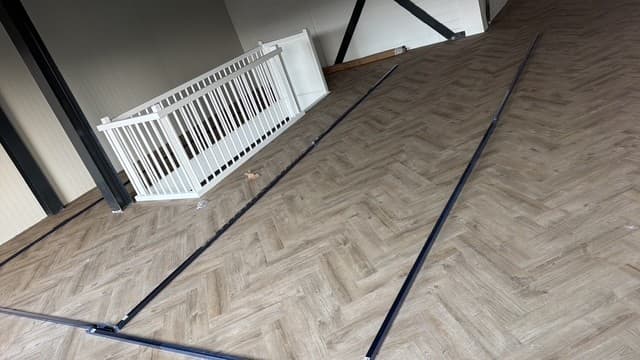 Verlichtingsarmaturen uitgelegd op vloer