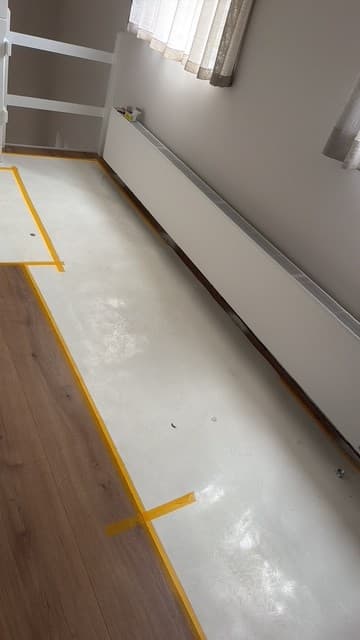 Nieuwe radiator gemonteerd langs wand