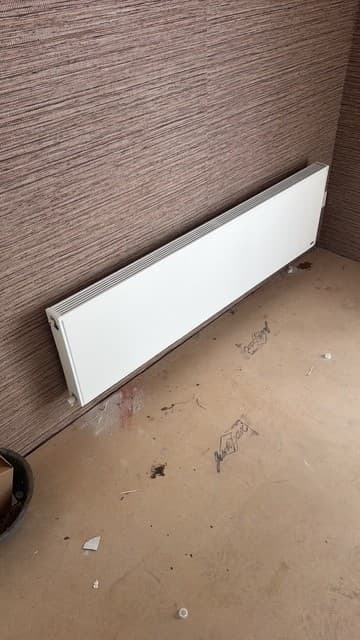 Nieuwe radiator gemonteerd langs wand