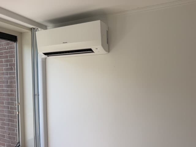 Daikin wandairco 3,5 kW gemonteerd aan wand