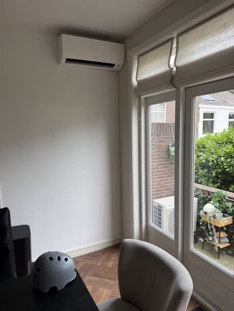 Daikin wandairco binnenunit met uitzicht op buitenunit op balkon