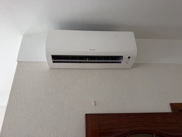 Daikin wandairco 3,5 kW gemonteerd aan wand boven deur