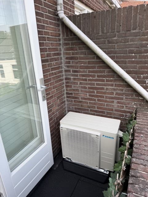 Daikin buitenunit op balkon