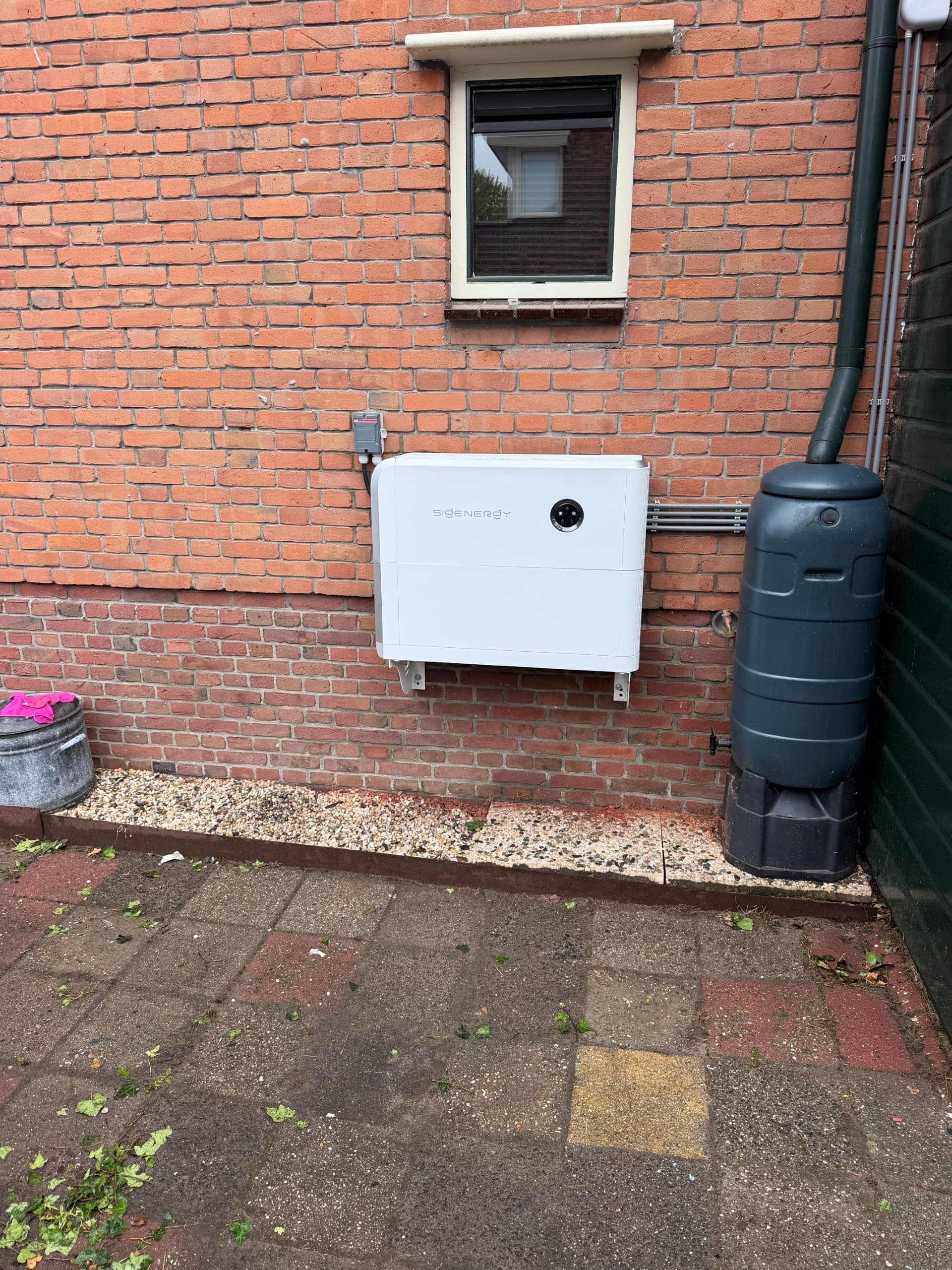 Sigenergy thuisbatterij met maatwerk RVS steun